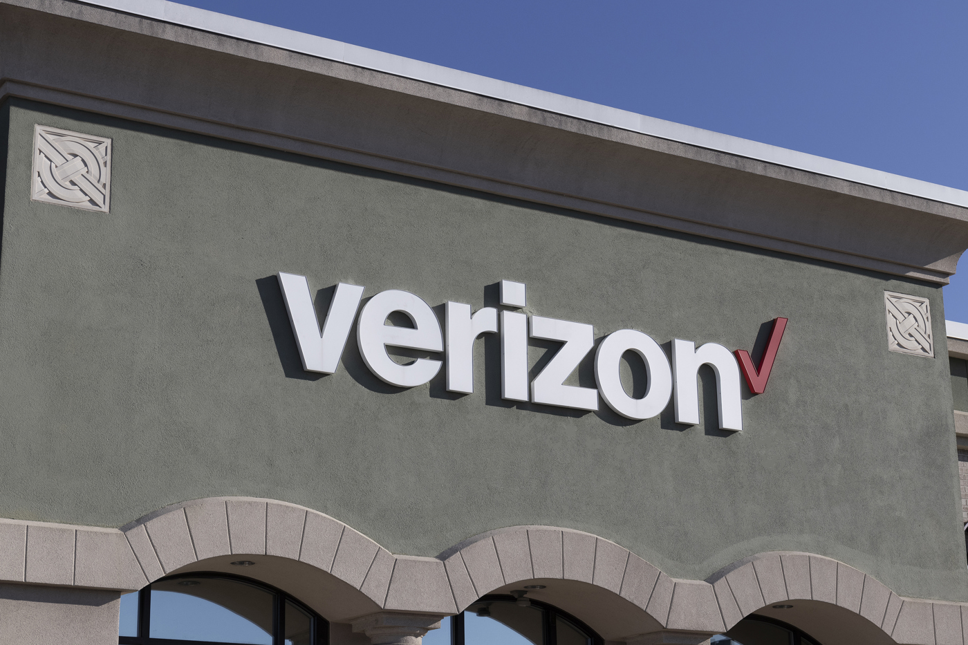 Verizon Stock Flat Despite Hiking Dividends for 16th Year